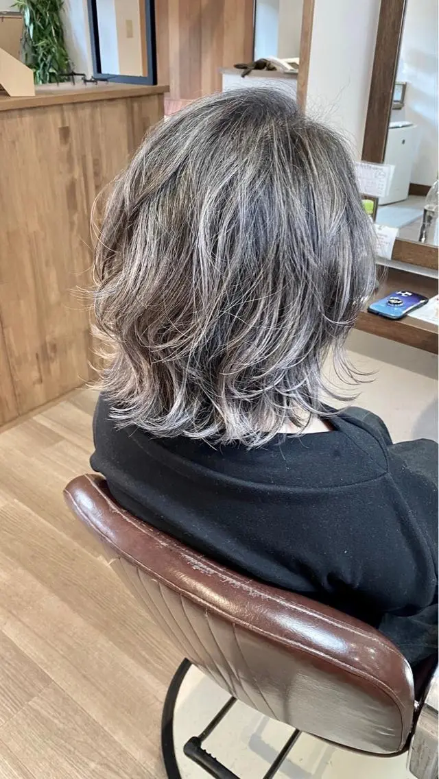 ミディアム カラー ハイライトカラー ハイライト chill out 南塚口本店のヘアスタイル