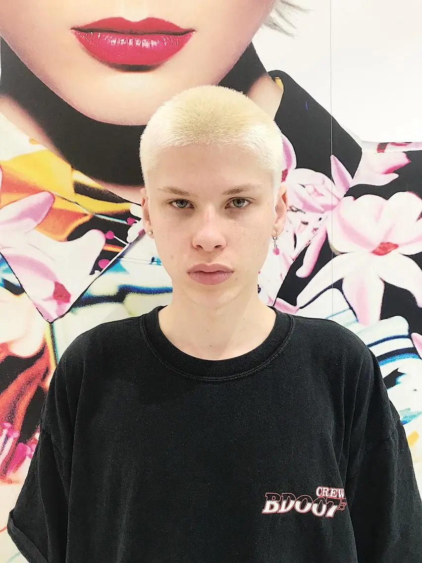 ショート カラー ブリーチ 苅北 泰輔のヘアスタイル