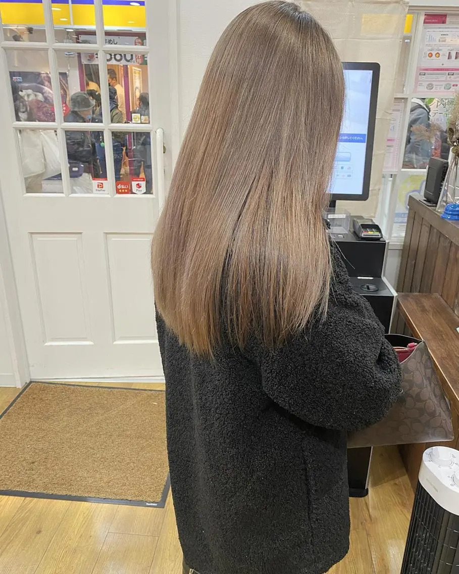 ロング カラー バレイヤージュ ベージュカラー ブリーチ 透明感カラー グラデーションカラー 横浜ブリーチムラ直し ハイトーン/ブリーチのヘアスタイル