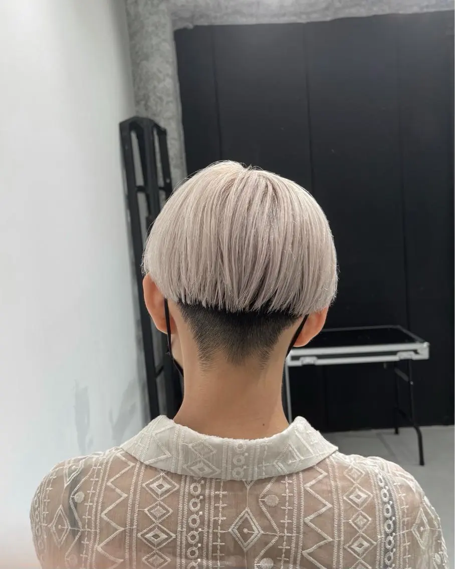 ショート カラー ベージュカラー ブリーチ ホワイトベージュ ヘアカラー TAKUMI .のヘアスタイル