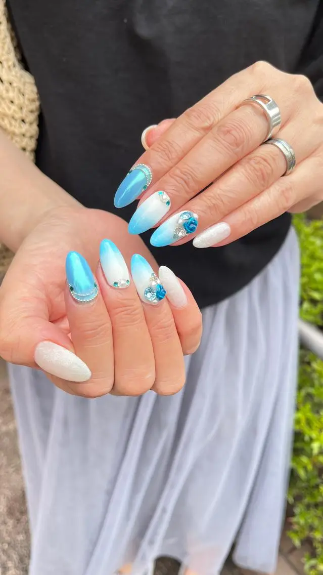 ネイル オーロラネイル ブルー ゴージャス 夏ネイル ホワイト ハンドネイル Nail Rinonのネイルデザイン