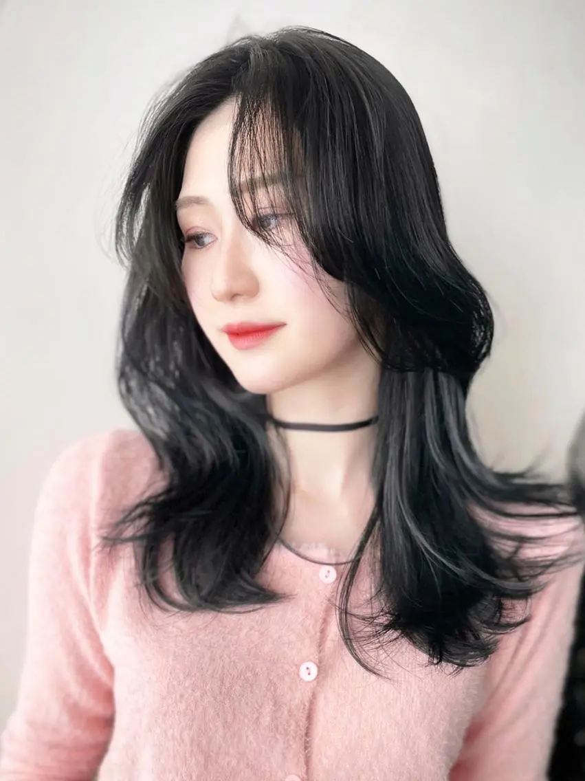ミディアム カラー ネイビーカラー レイヤーカット ITbyALBUM 八王子店のヘアスタイル