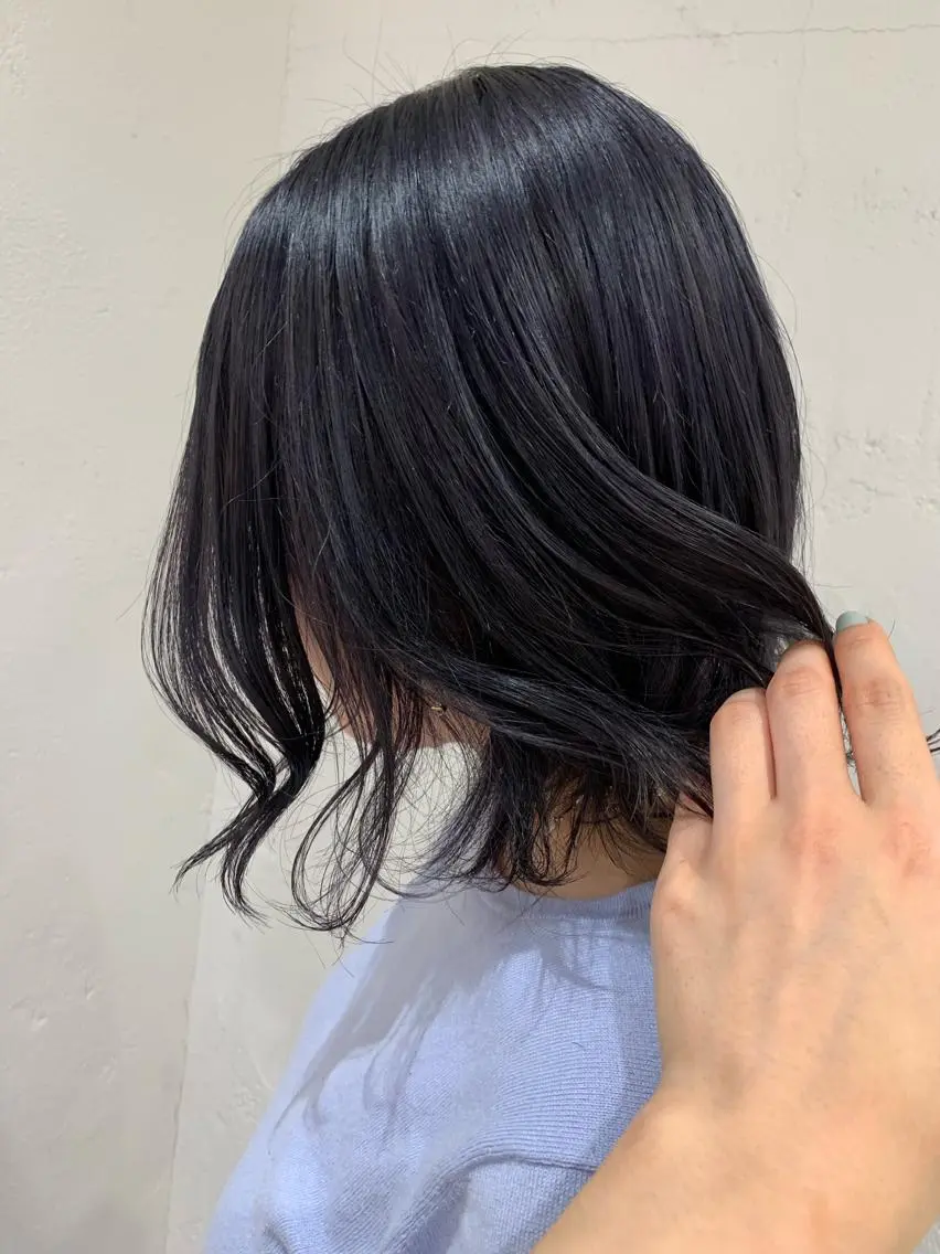 ミディアム カラー ヘアアレンジ ブリーチ ハイトーンカラー ネイビーカラー 🫧透明感カラー/ ボブ/小笠原汐海🪽のヘアスタイル