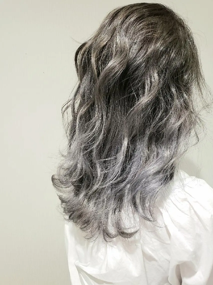 ロング カラー ヘアアレンジ グラデーションカラー シルバー カット ヘアカラー トリートメント 成瀬 弘光のヘアスタイル