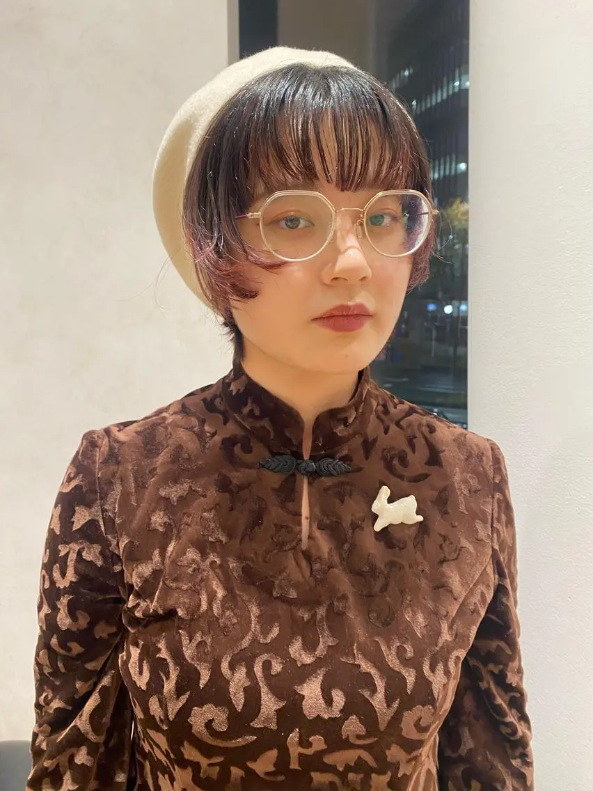 ショート カラー ワイドバング 増井 彩乃のヘアスタイル