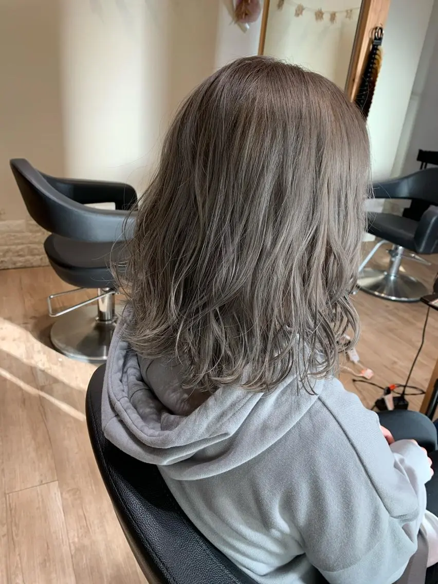 ミディアム カラー シルバー ヘアカラー 大久保 隆蔵のヘアスタイル