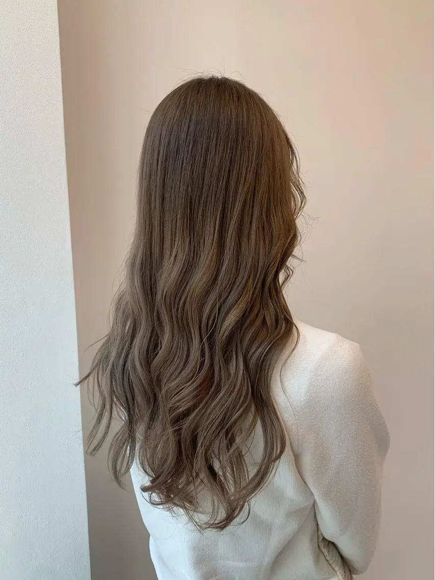 セミロング カラー ベージュカラー ミルクティーベージュ カット ヘアカラー トリートメント 村山 美空のヘアスタイル