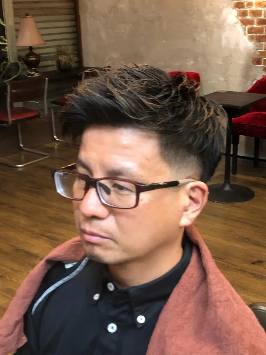 ショート メンズ アップバング フェードカット ツーブロック ナイルプラス ヨウのヘアスタイル
