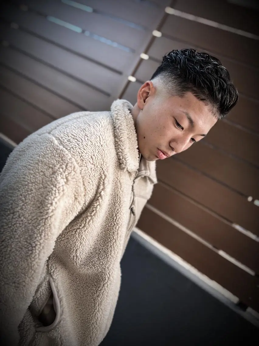パーマ メンズ フェードカット メンズパーマ スキンフェード 守屋 智紀のヘアスタイル