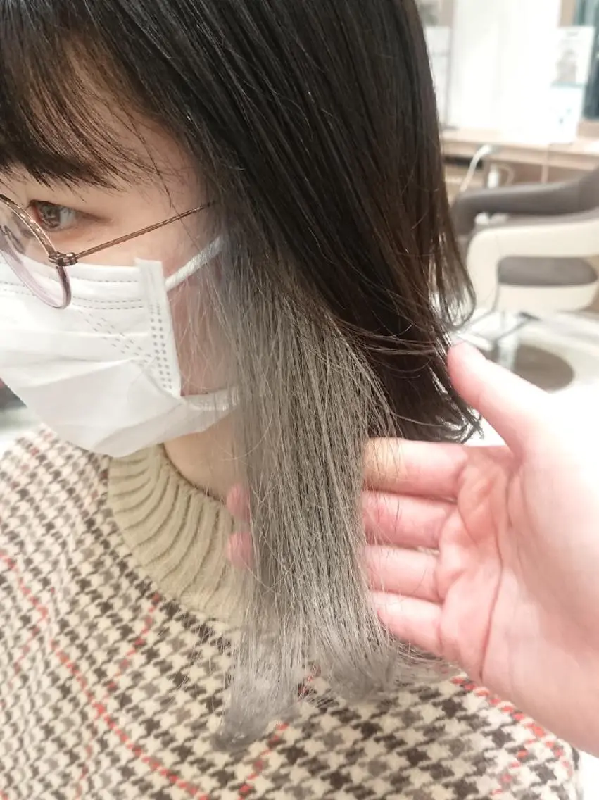 ミディアム カラー ブリーチ ケアブリーチ インナーカラー シルバー ホワイトシルバー あらげ 🌈推しカラー🌈ᵕのヘアスタイル