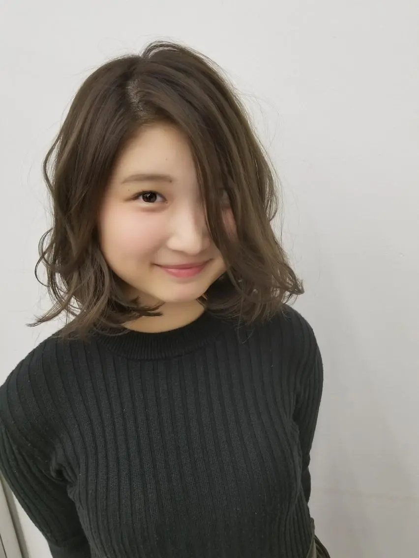 ミディアム カラー ブリーチ グレージュ イルミナカラー 外国人風カラー 岩崎 裕司のヘアスタイル