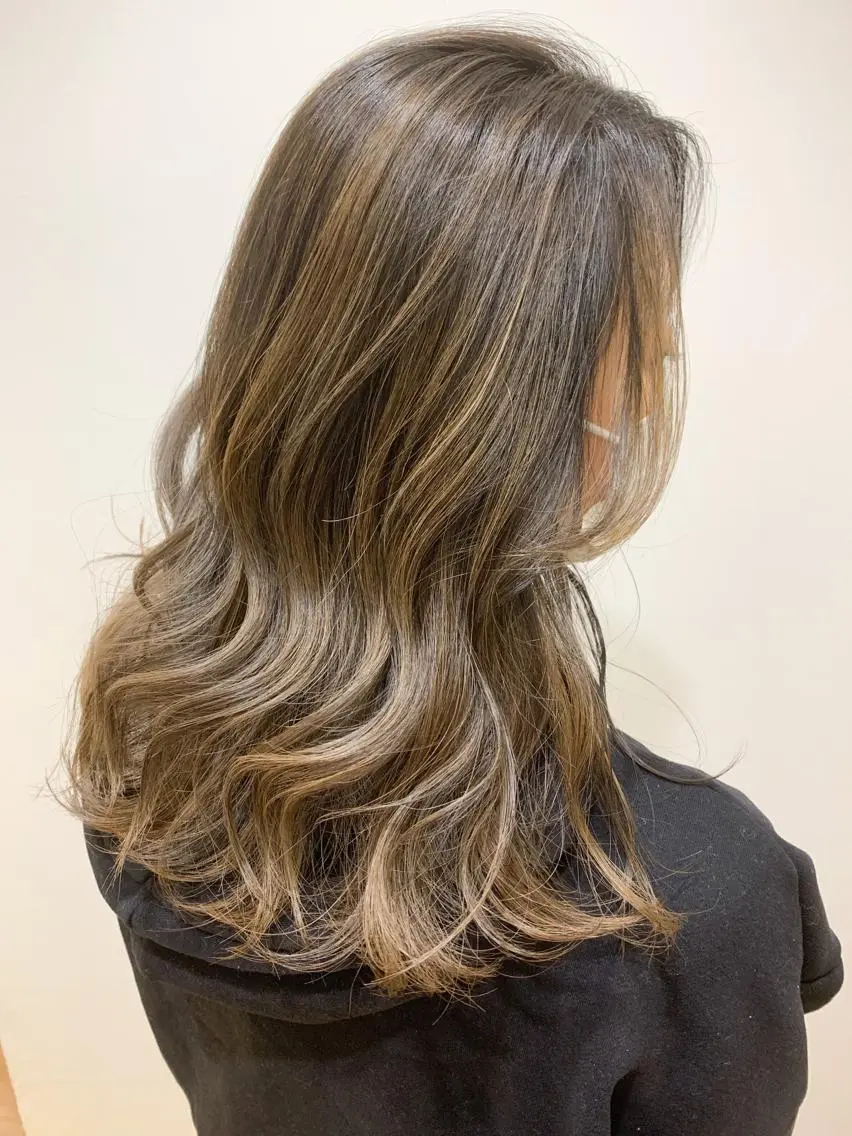 セミロング カラー 薄田 珠美のヘアスタイル