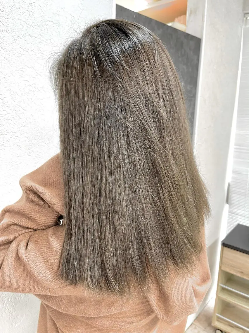 ロング カラー グレージュ ヘアカラー 槙川 郁弥のヘアスタイル