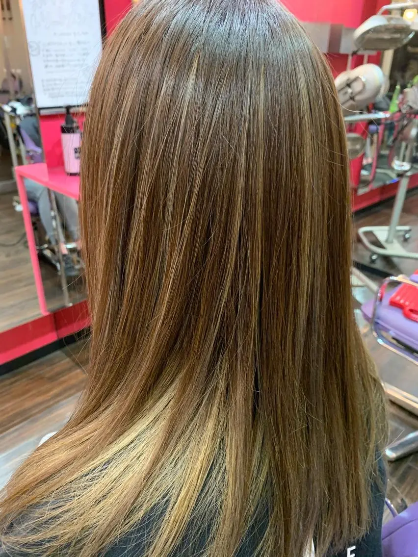 セミロング カラー ヘアアレンジ ブリーチ グラデーションカラー ハイライトカラー ハイライト 西尾 太郎のヘアスタイル