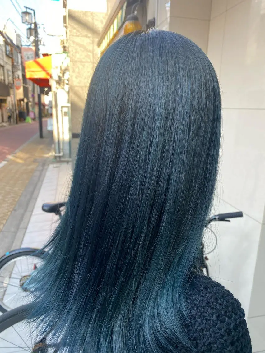 ロング カラー アッシュ ブルーカラー グレージュ ヘアカラー 艶カラー、パーマ 祥一朗 WAWAのヘアスタイル