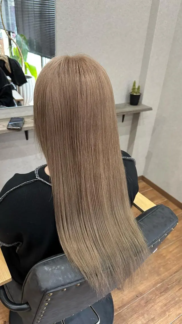 ロング カラー ベージュカラー ミルクティーベージュ ヘアカラー トリートメント 鵜飼 真伍のヘアスタイル