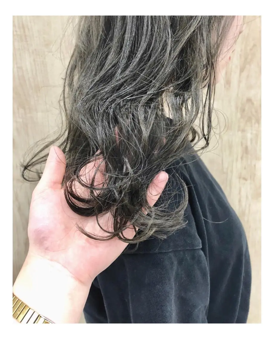 セミロング カラー メンズ グレージュ カーキグレージュ ヘアカラー 岩田 萌那のヘアスタイル