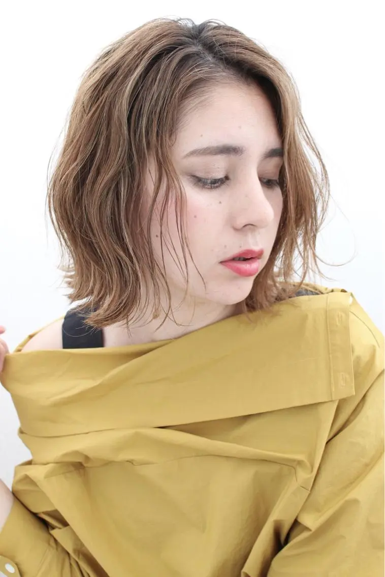 ミディアム カラー 切りっぱなしボブ ベージュカラー ボブ 鍵山 千秋のヘアスタイル