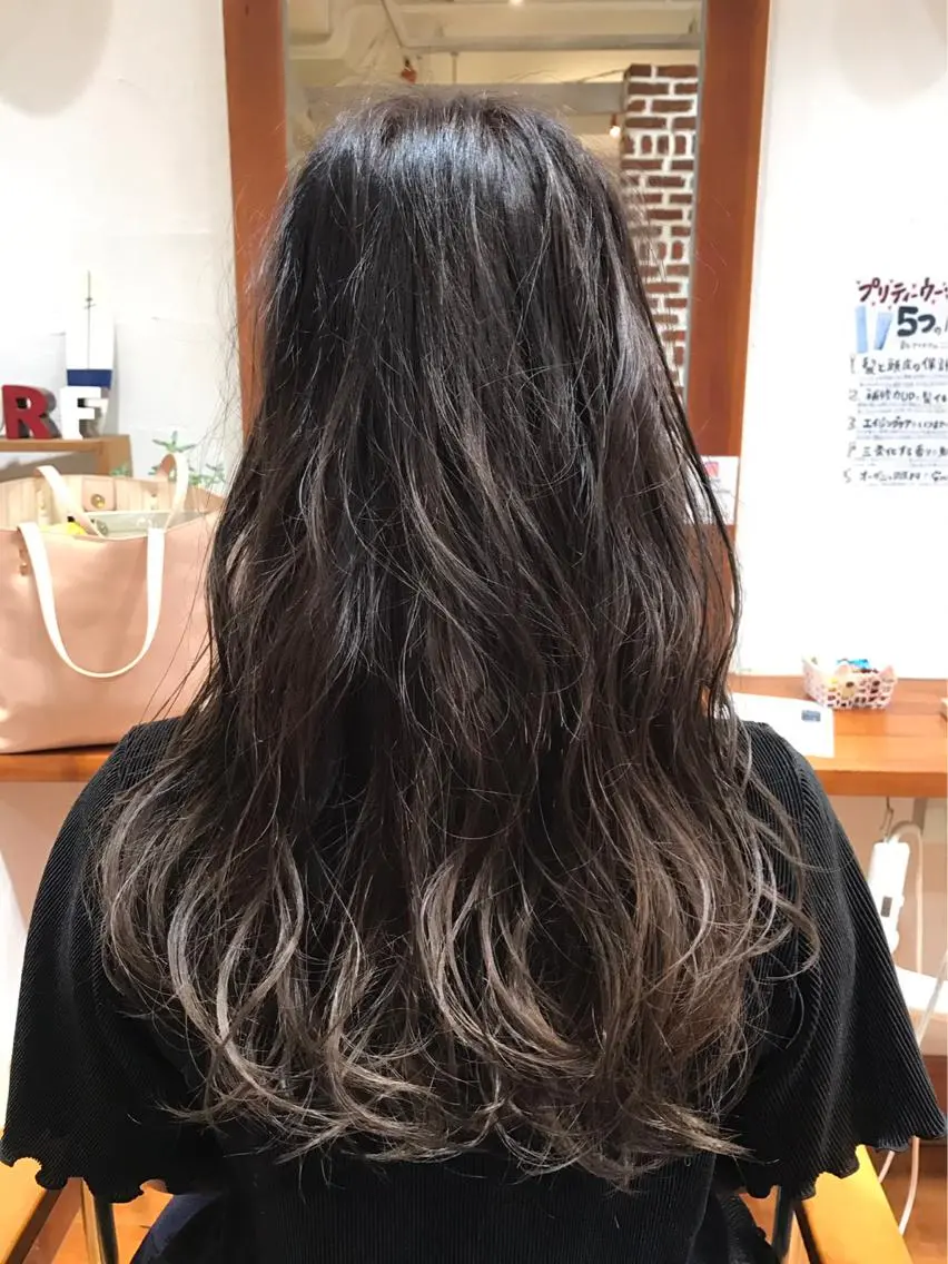 ロング カラー ダークグレー グラデーションカラー 360°キレイな ショートカットのヘアスタイル