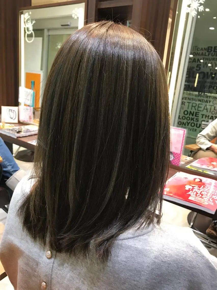 ミディアム カラー グレージュ ハイライトカラー ハイライト 松本 明日可のヘアスタイル