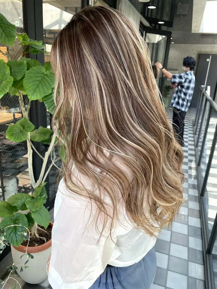 ロング カラー ブリーチ ヘアカラー タナカ タクヤのヘアスタイル