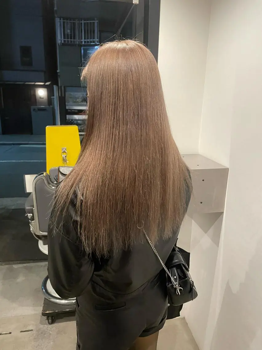 ロング カラー ベージュカラー ミルクティーベージュ カット ヘアカラー トリートメント 心斎橋/レイヤー/ ブリーチ/モエのヘアスタイル