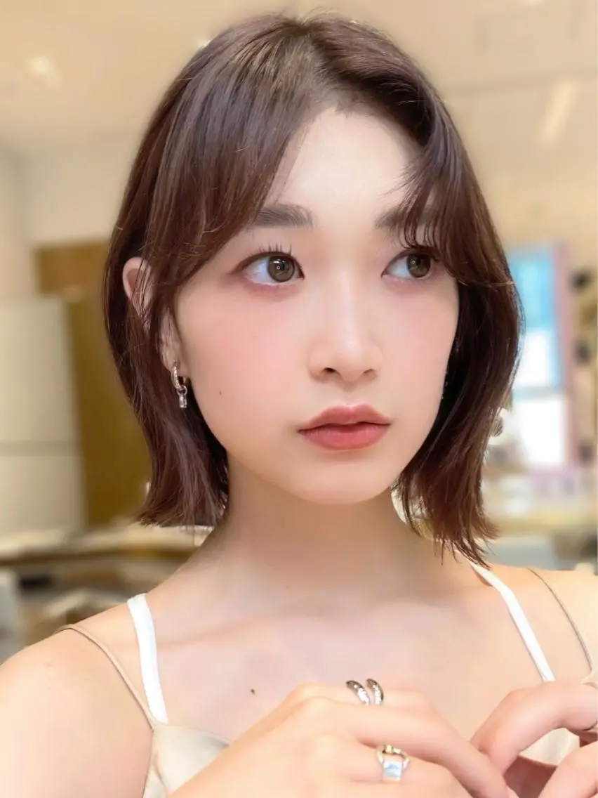 ミディアム カラー パーマ ヘアアレンジ 切りっぱなしボブ ブリーチ 透明感カラー ブリーチなしカラー ボブ 小野寺瑞希 /最小顔カットのヘアスタイル