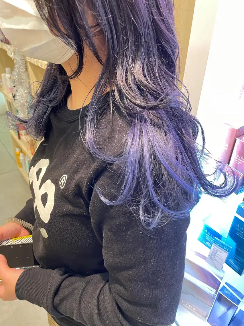 ロング カラー イヤリングカラー パープルカラー カット ヘアカラー 松佐 ゆかりのヘアスタイル