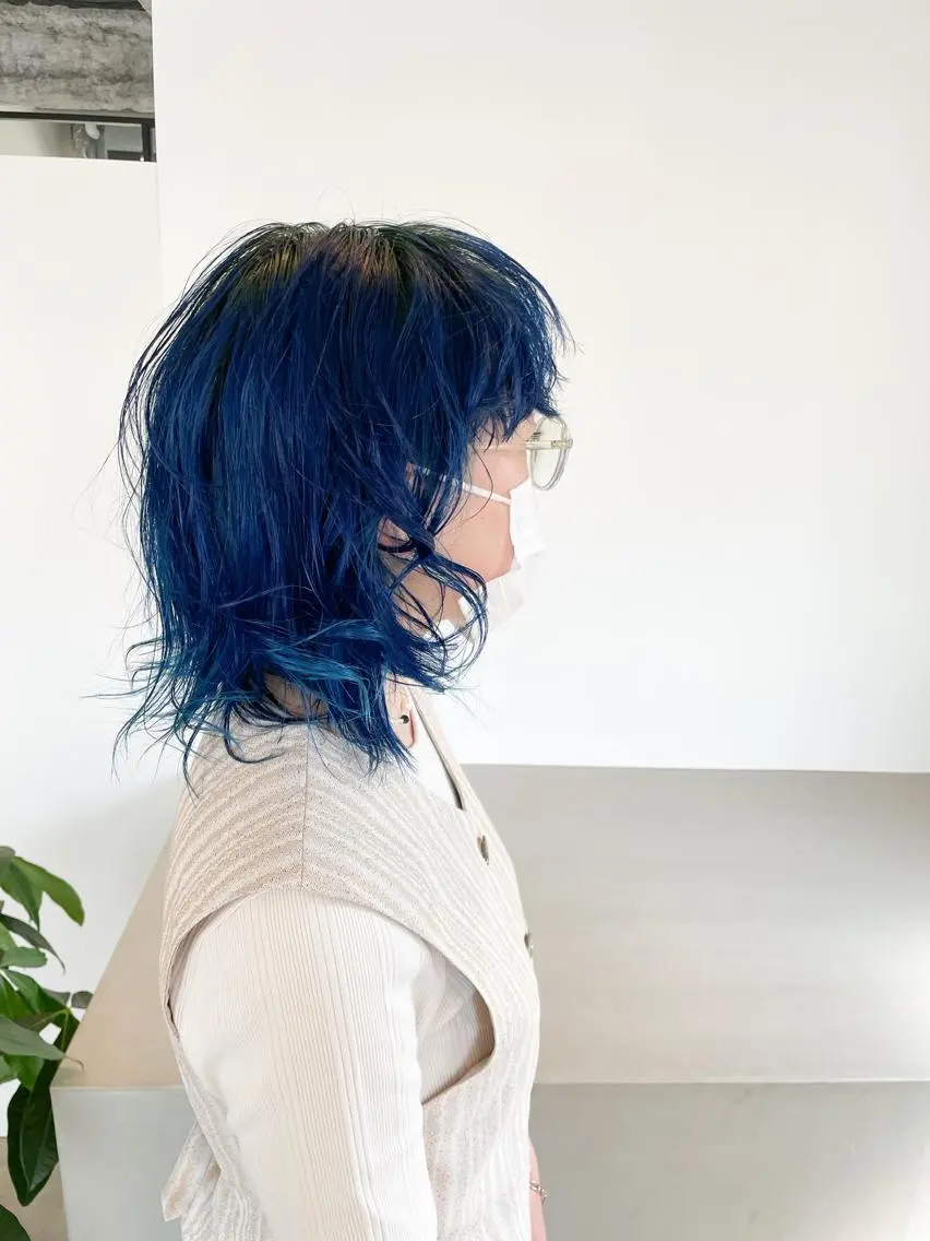 セミロング カラー ブリーチ ブルーカラー ウルフカット Takuma Suzuki中目黒のヘアスタイル