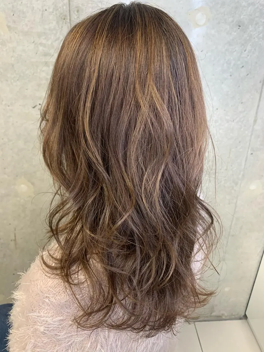 ロング ハイライト 梅本 有希のヘアスタイル