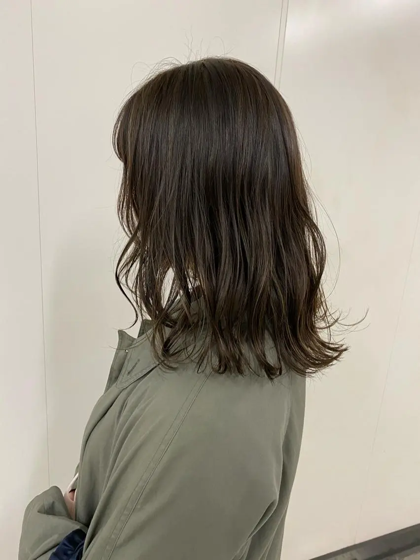 ミディアム カラー ダークグレー ヘアカラー トリートメント 髙橋 玲渚のヘアスタイル