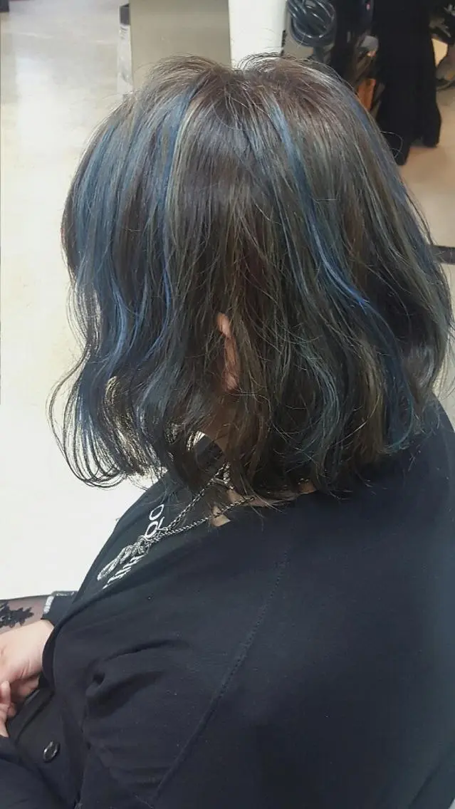 ミディアム カラー 黒髪 シルバー ユニコーンカラー 髪質改善×レイヤー 高嶋のヘアスタイル