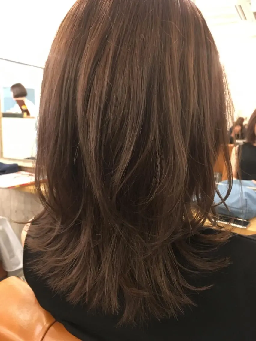 ミディアム カラー ミディアムレイヤー アッシュ レイヤーカット 外ハネヘア 武田 英里子のヘアスタイル