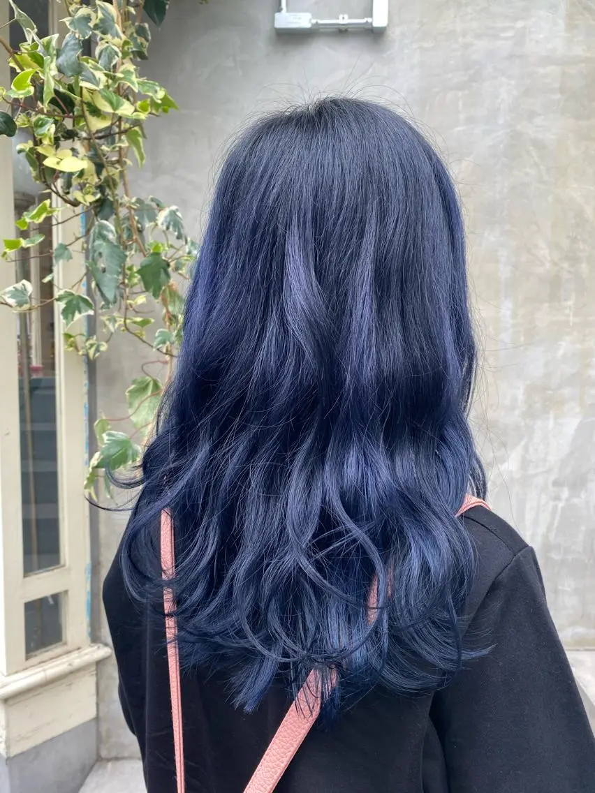 ロング カラー バレイヤージュ 黒髪 ブリーチ ブルーカラー ブルーブラック カット ヘアカラー トリートメント ♡オシャ髪♡AI ✂️newi町田のヘアスタイル