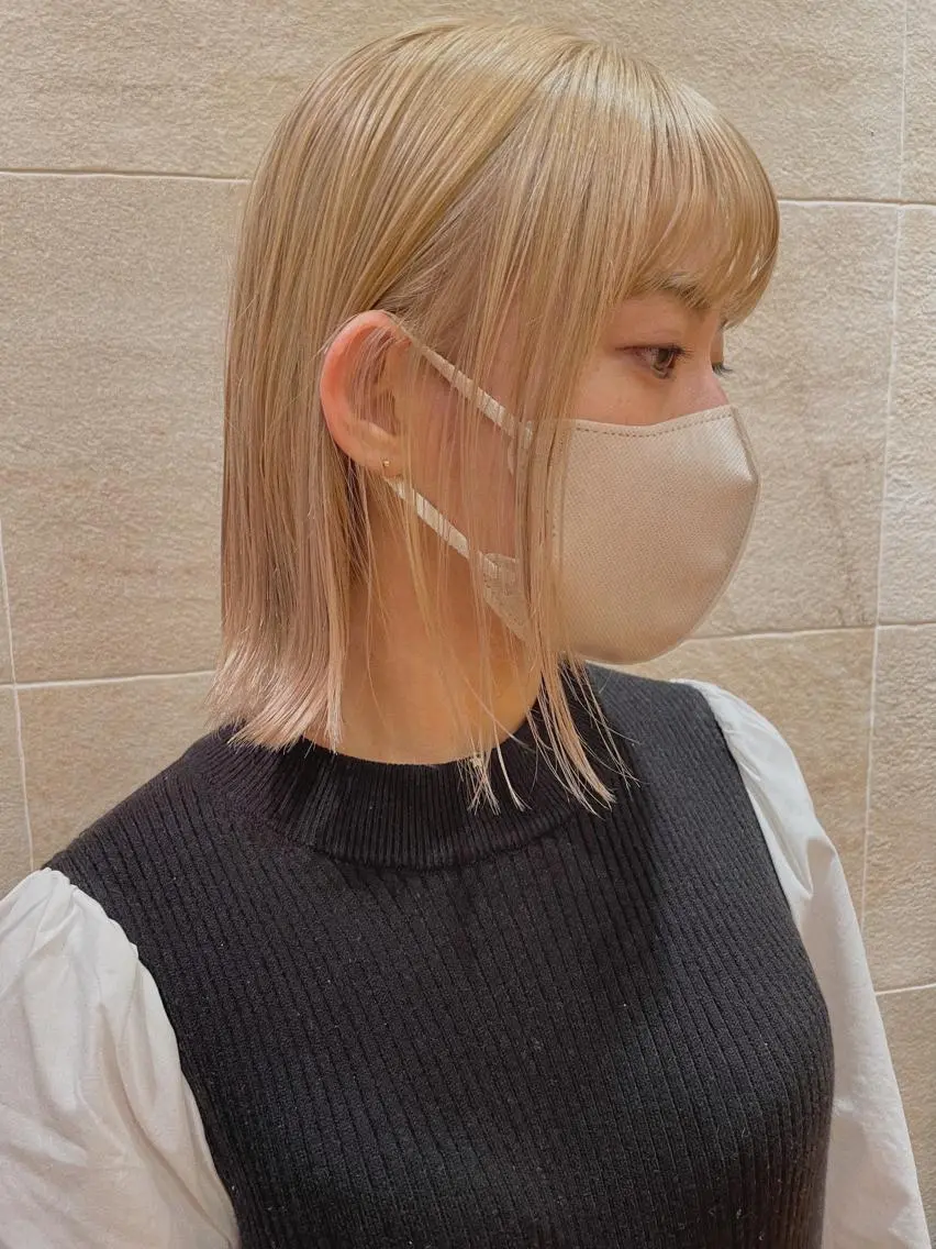 ショート ボブ 白髪ぼかしハイライト 脱白髪染めのヘアスタイル