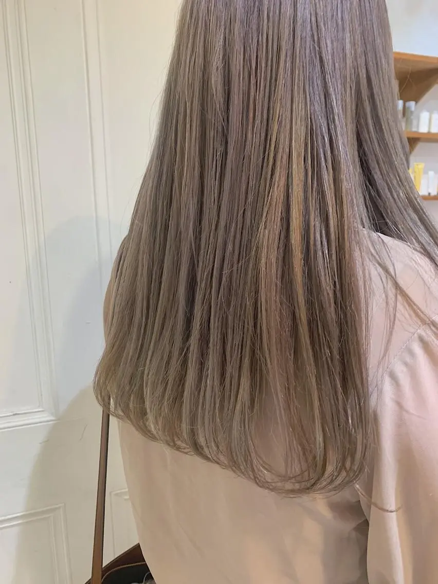 ロング カラー wakana/ 柔らかベージュカラーのヘアスタイル
