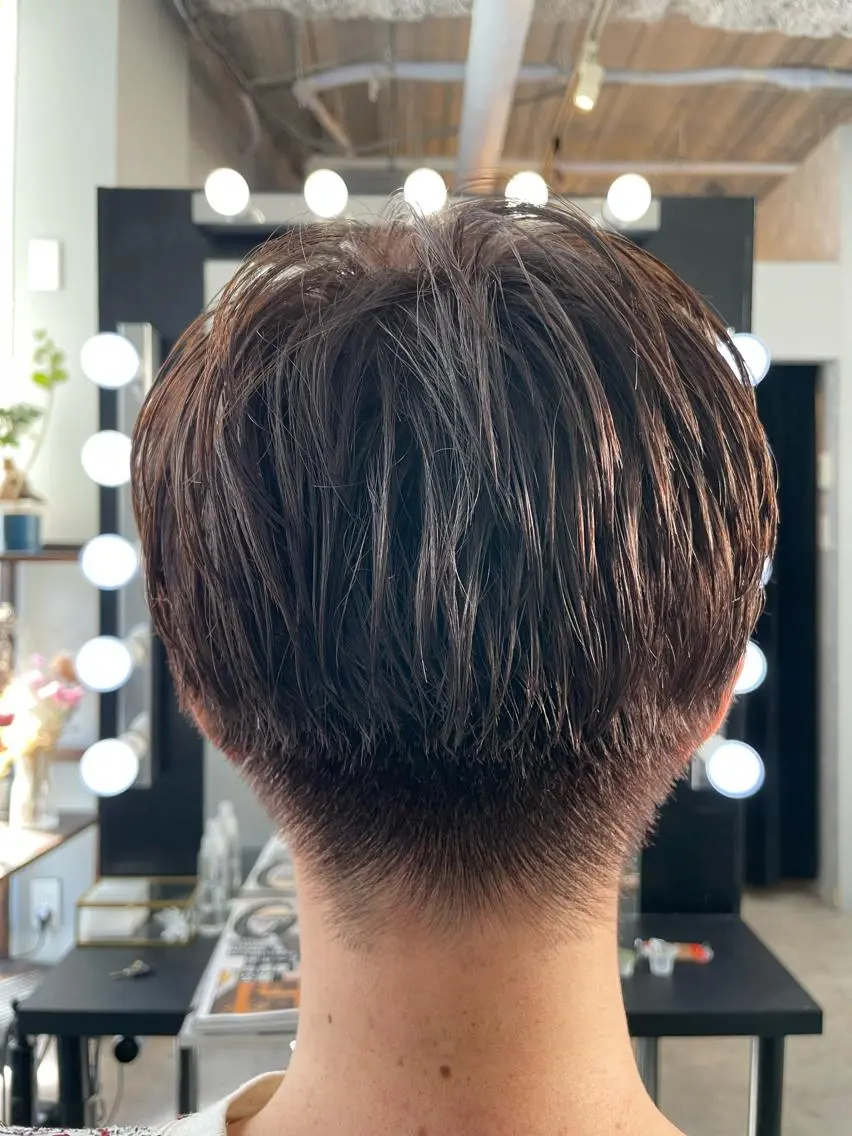 ショート カラー メンズ メンズブリーチ 刈り上げ アッシュ アッシュブラウン ブリーチ カット ヘアカラー ブリーチなし透明感 タケザワミキのヘアスタイル