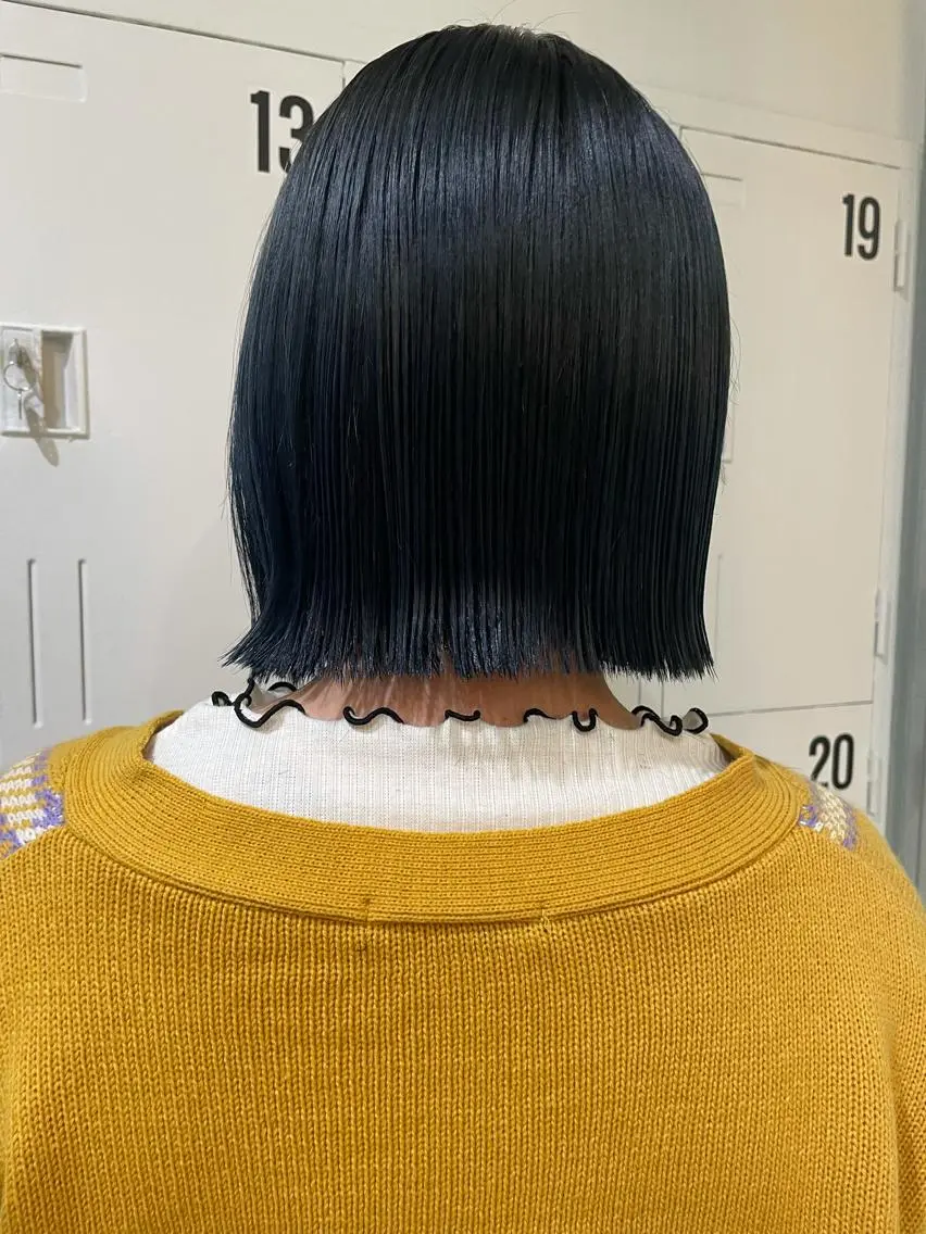 ミディアム カラー 切りっぱなしボブ ブルーカラー ネイビーカラー ボブ ウルフ/似合わせ レイヤー/RIHOのヘアスタイル