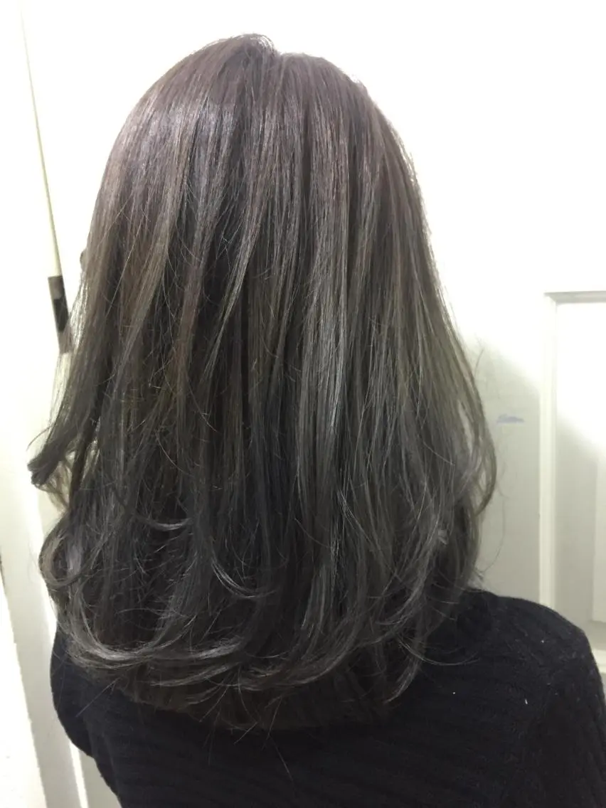 ミディアム セミロング ロング カラー グレージュ シルバー シルバーグレージュ 若杉 諒のヘアスタイル