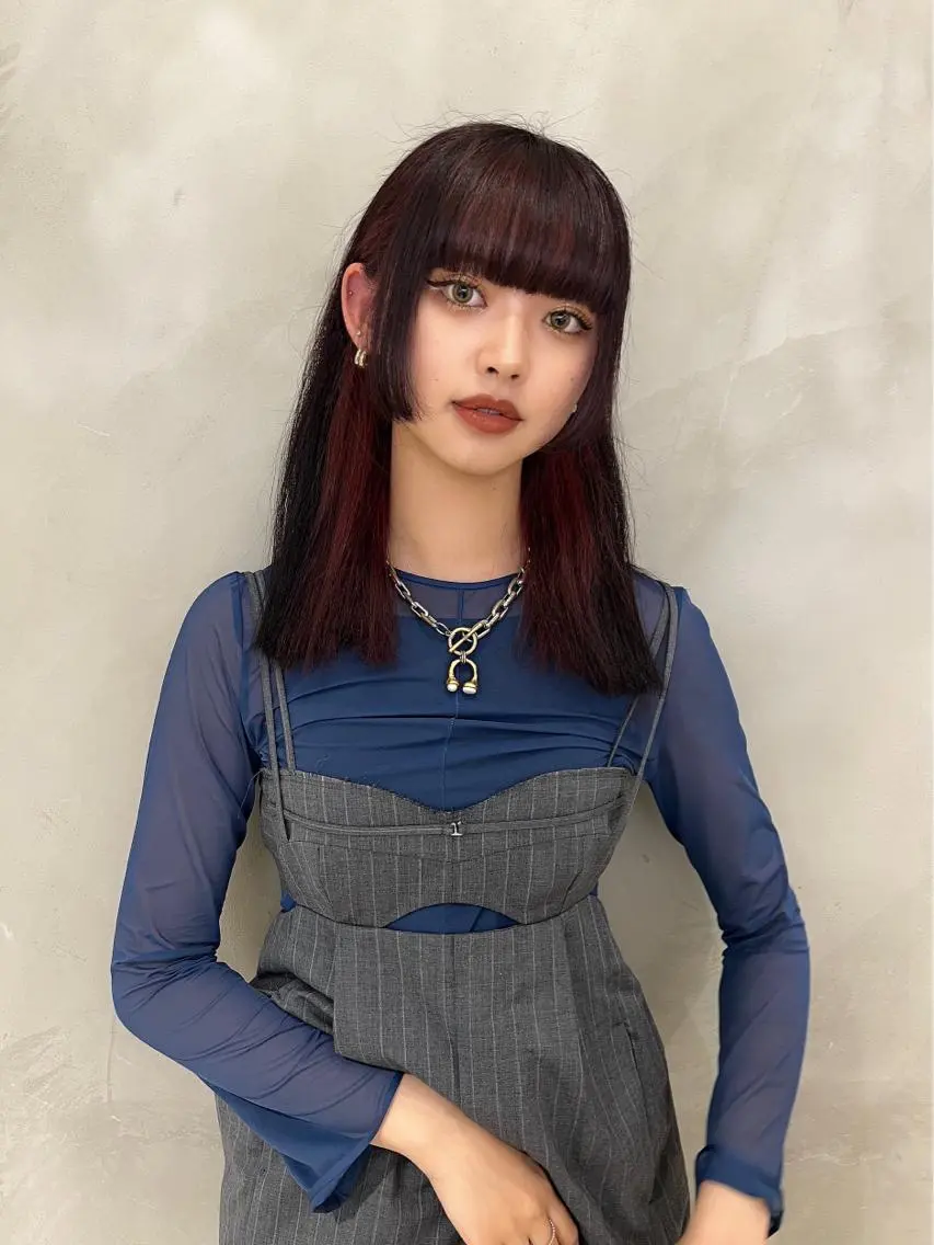 セミロング カラー ブリーチ インナーカラー レッドカラー カット ヘアカラー ユ カのヘアスタイル