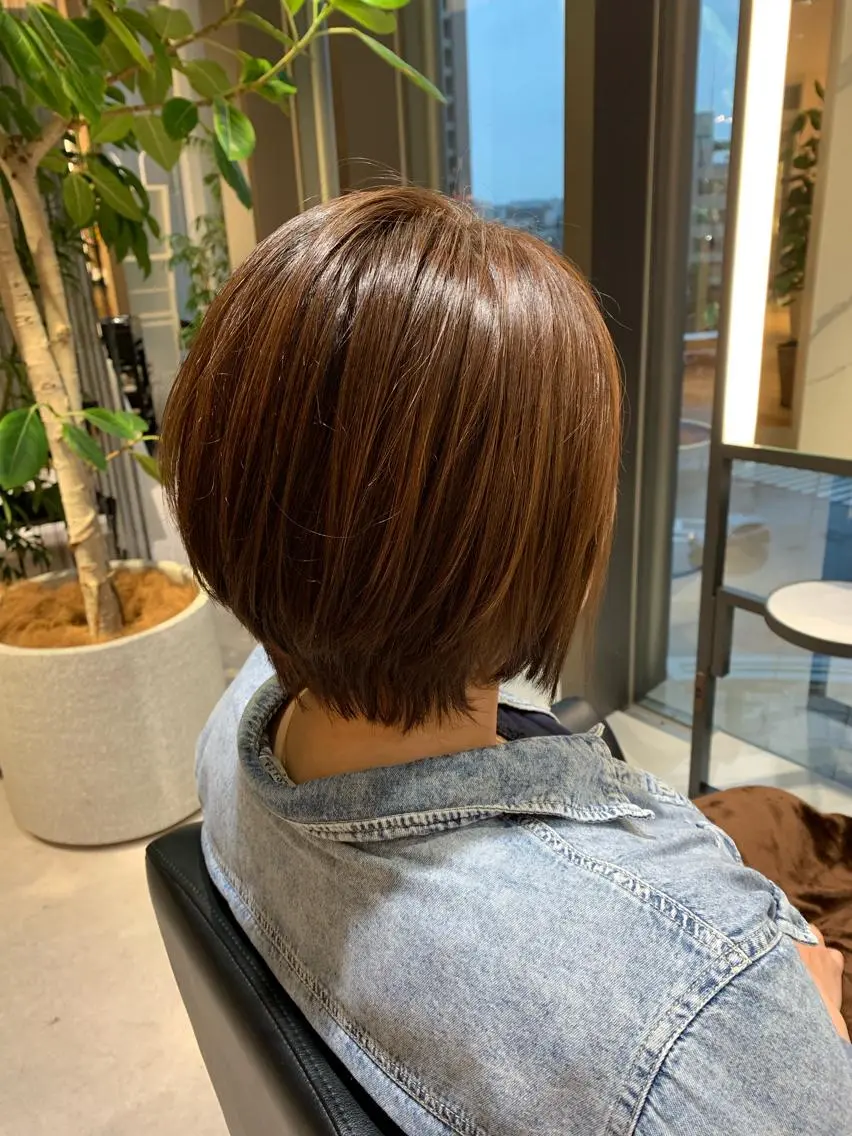 ショート カラー パーマ ヘアアレンジ メンズ キッズ ネイル マツエク・マツパ 結婚式・ブライダル 前下がりボブ ショートボブ メンズバレイヤージュ センターパート 角床直哉 カラーカットNO 1のヘアスタイル