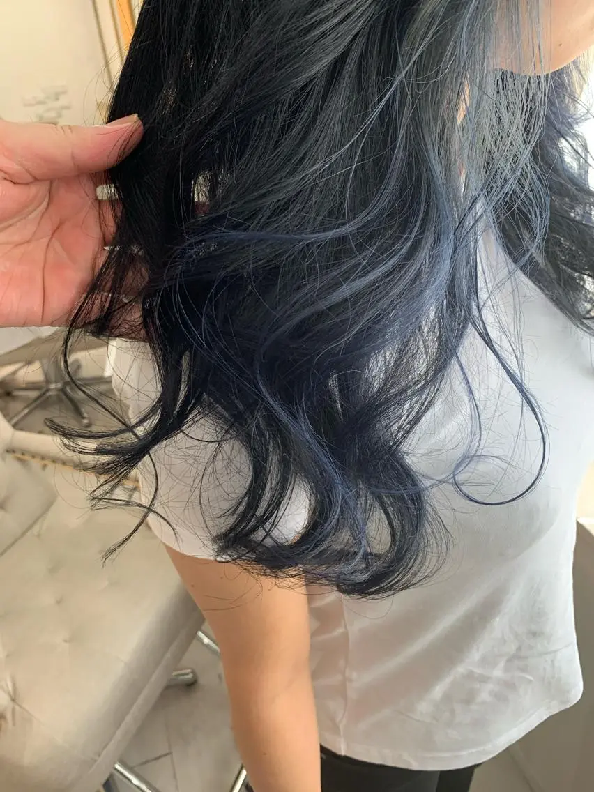 ロング カラー 黒髪 ブリーチ ブルーカラー ブルーブラック ケアブリーチ カット ヘアカラー BOX mico.のヘアスタイル