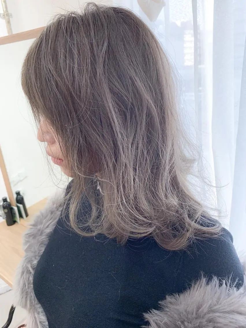 ミディアム カラー ブリーチ ハイライトカラー シルバー ハイライト ヘアカラー エクステ BOX mico.のヘアスタイル