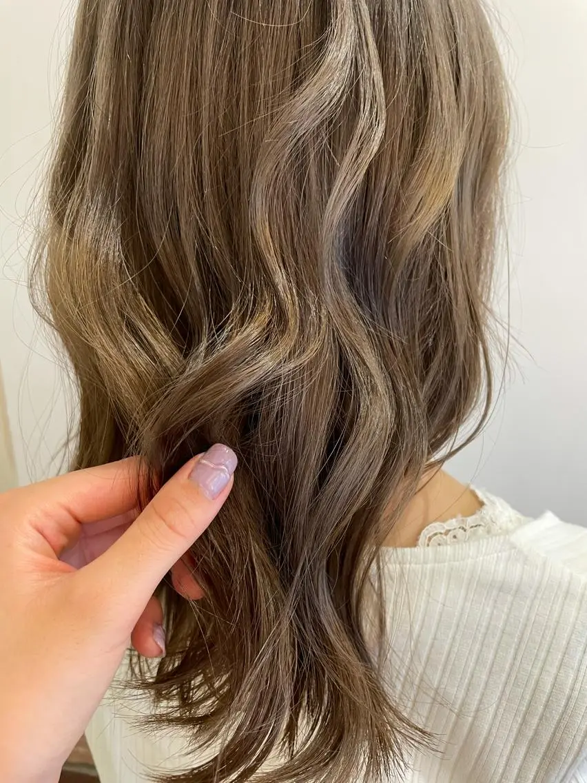 ロング カラー 透明感カラー 🩶🩵🩷AIRIのヘアスタイル