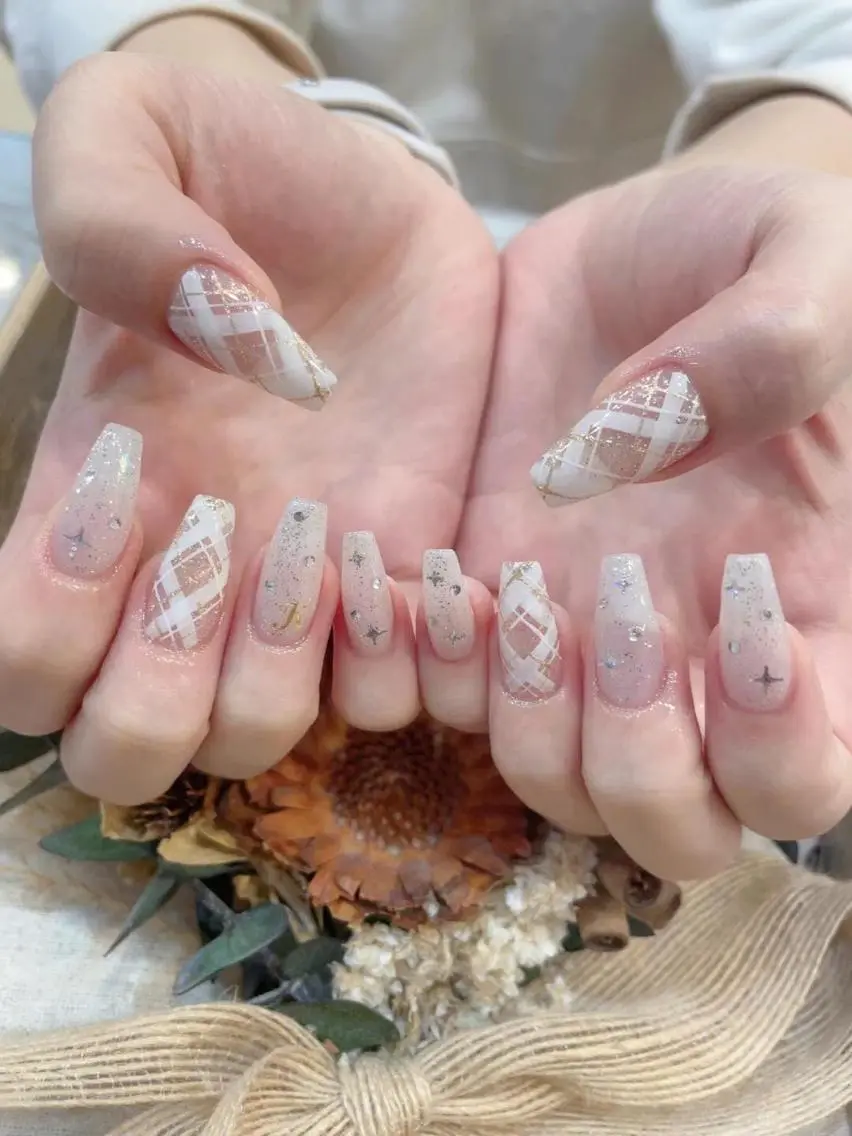 ネイル ラメ(グリッター) シルバー ホワイト 冬ネイル クリスマス babarla Nailのネイルデザイン