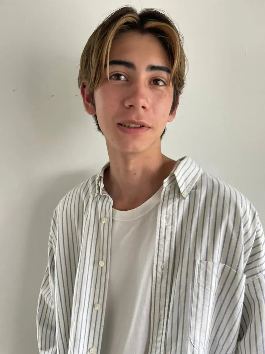 ショート メンズ パーマ メンズブリーチ メンズハイライト メンズインナーカラー エギョモリ 天使の羽バング・フェザーバング カット パーマ CEINE+ officialのヘアスタイル
