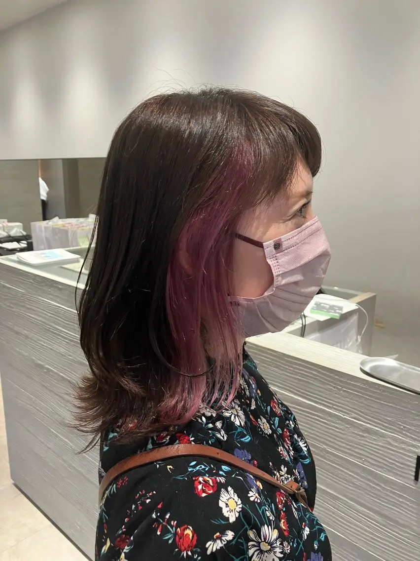 ミディアム カラー ブラウンカラー カシス ピンクカラー サキ🤍ハイトーン 🪩レイヤーカットのヘアスタイル