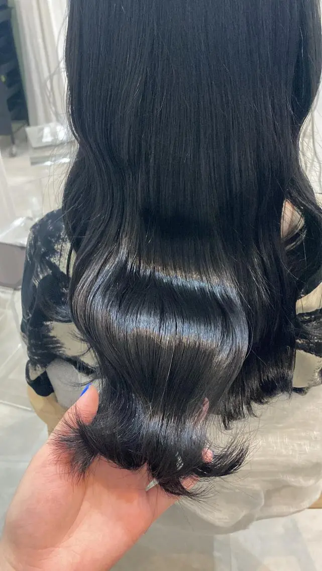 カラー 黒髪 ブルーカラー ブルーブラック 谷川 李奈のヘアスタイル