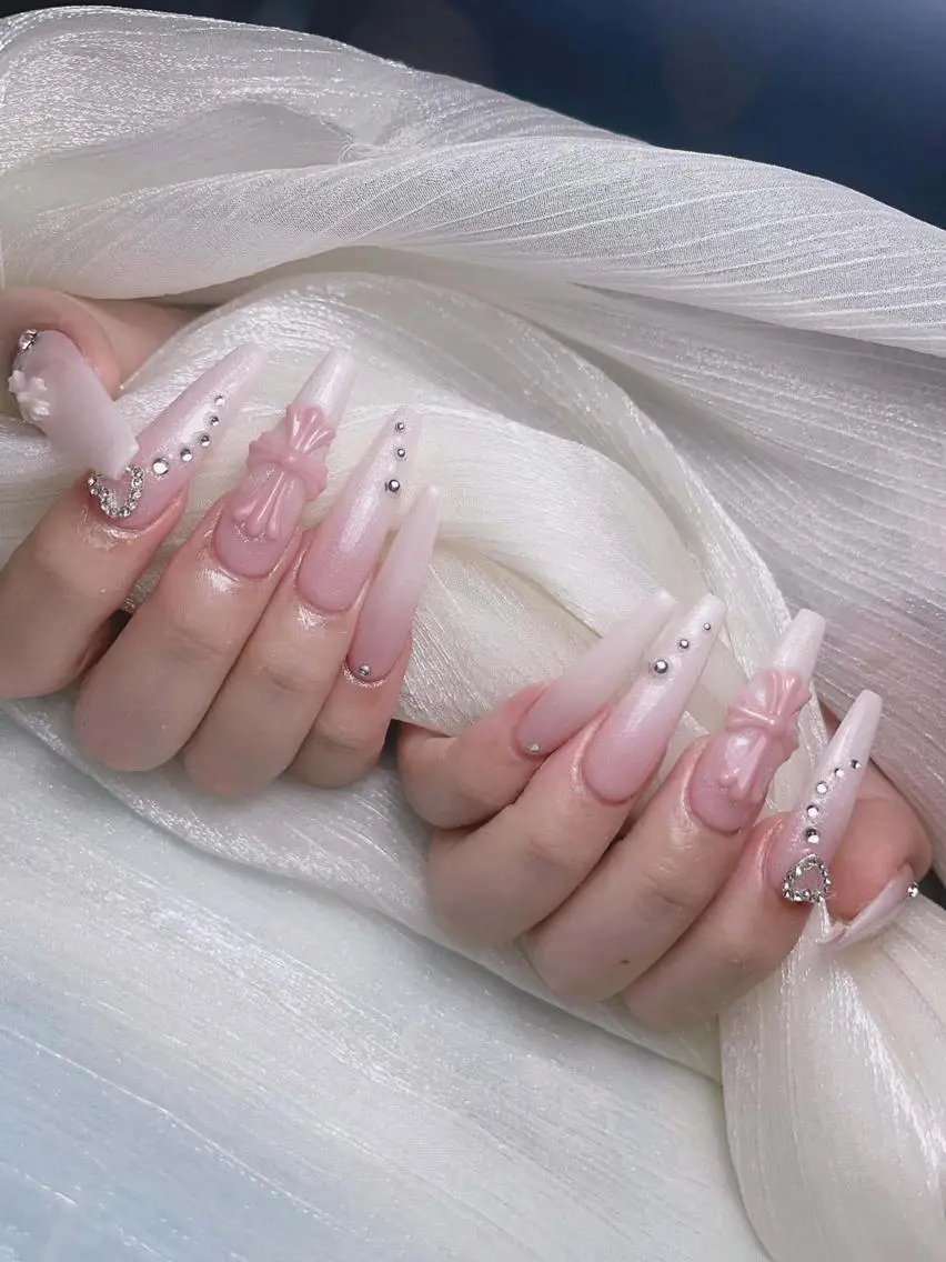 ネイル チークネイル 長さ出し ジェルネイル グラデーション 韓国ネイル ハンドネイル Bling Salonのネイルデザイン