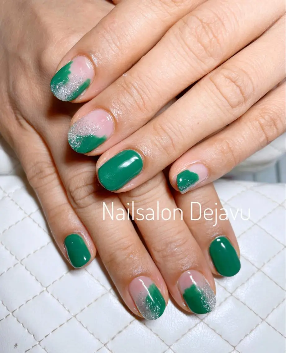 ネイル アートネイル ジェルネイル グリーン ワンカラーネイル シルバー ハンドネイル Nail salon Dejavu 🌿のネイルデザイン